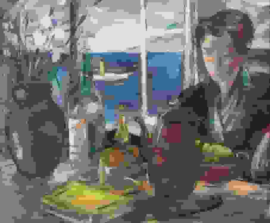 Zeegezicht met vrouw aan tafel