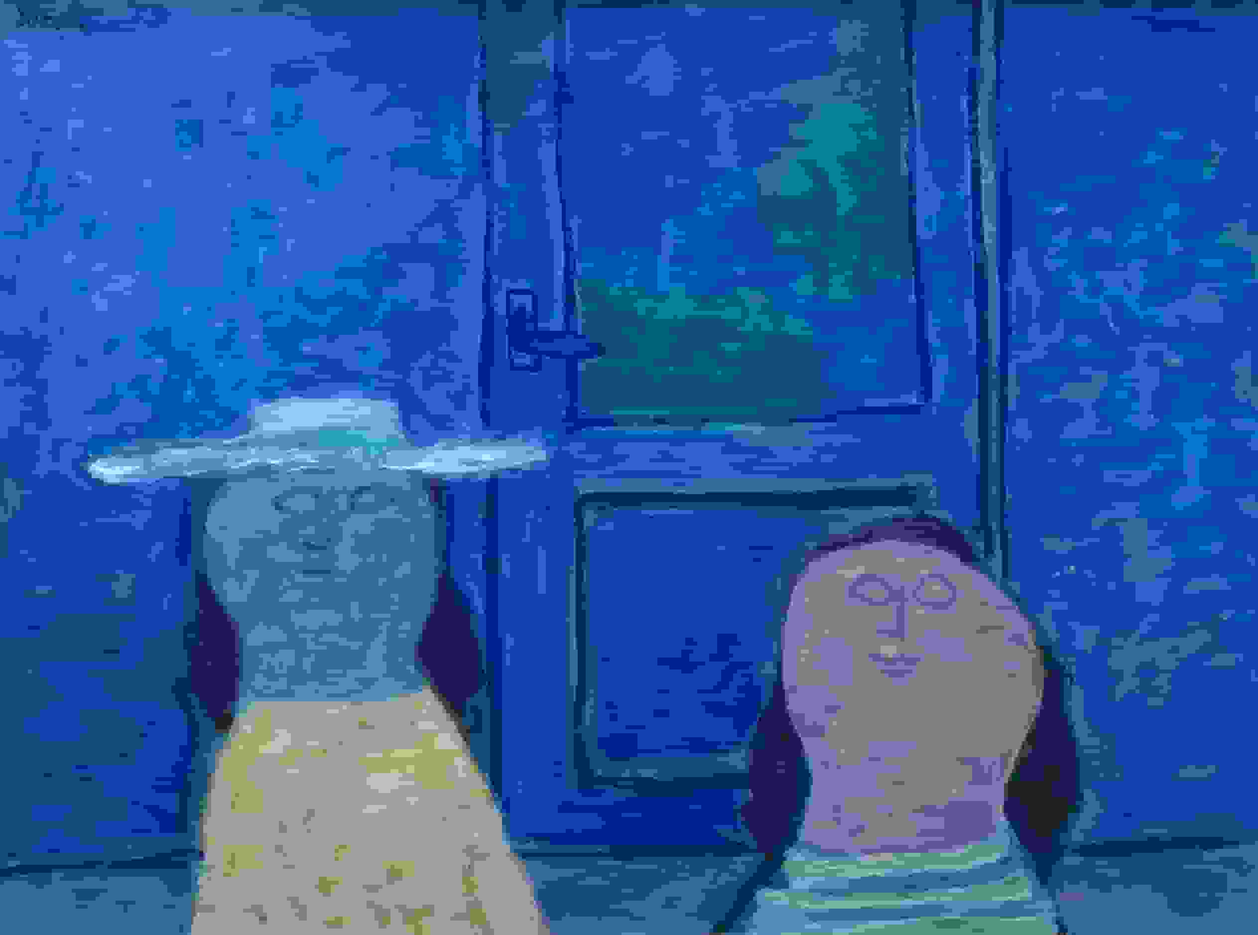 Twee figuren voor een blauwe deur