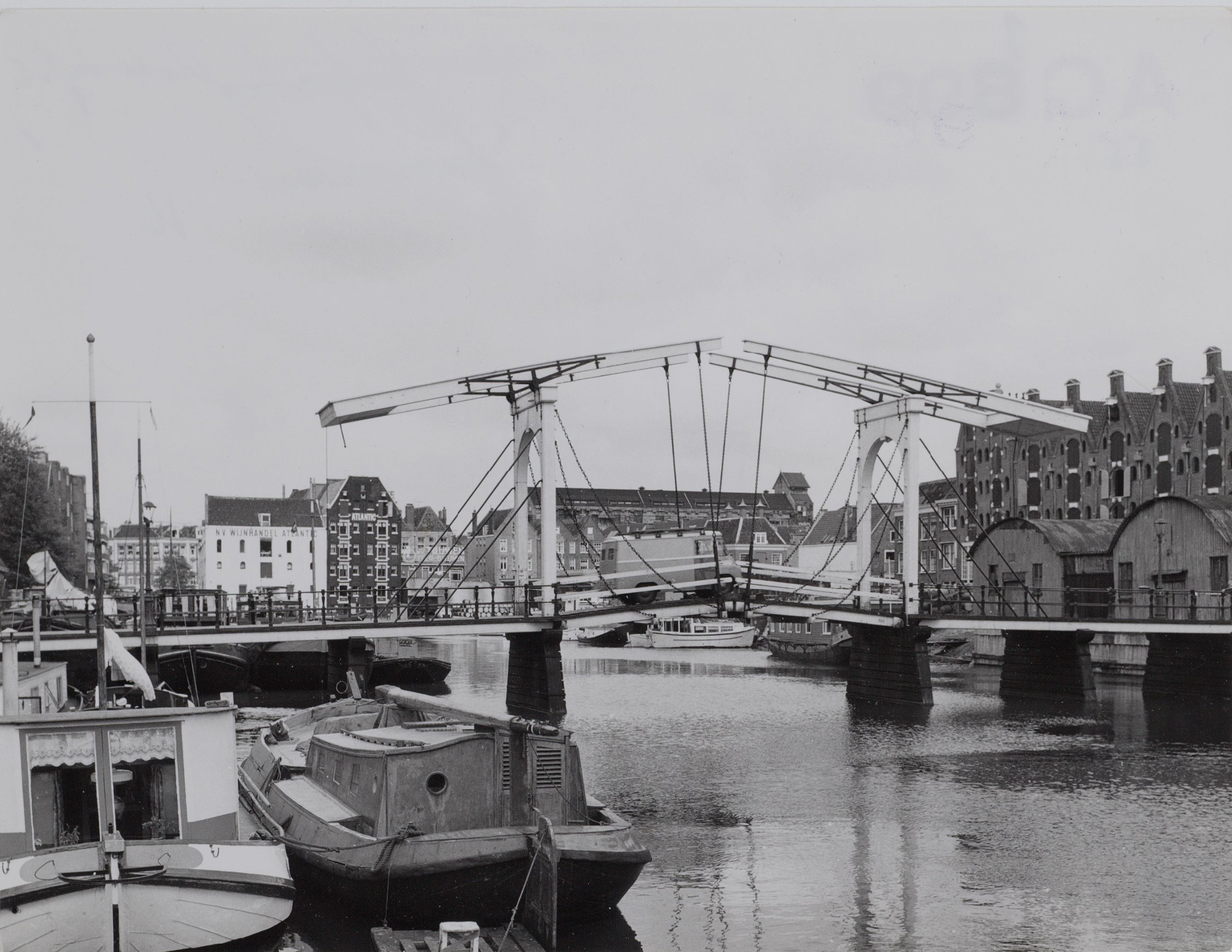Sloterdijkerbrug over de Prinseneilandgracht te Amsterdam zonder lijst
