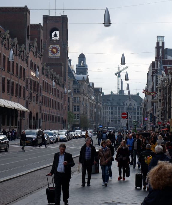 Amsterdam – Damrak met de Beurs van Berlage zonder lijst