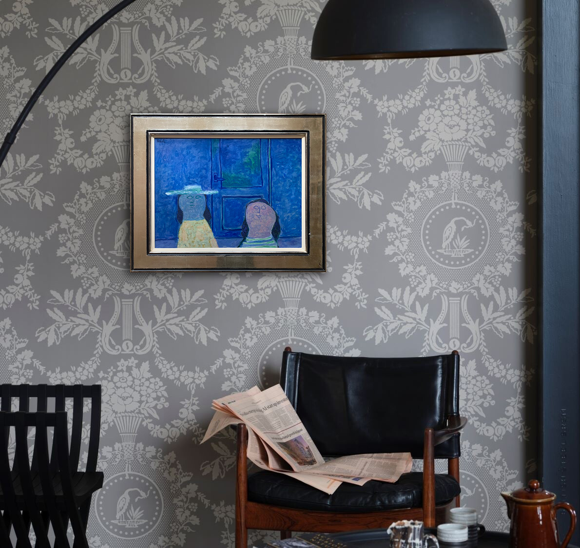Twee figuren voor een blauwe deur zonder lijst