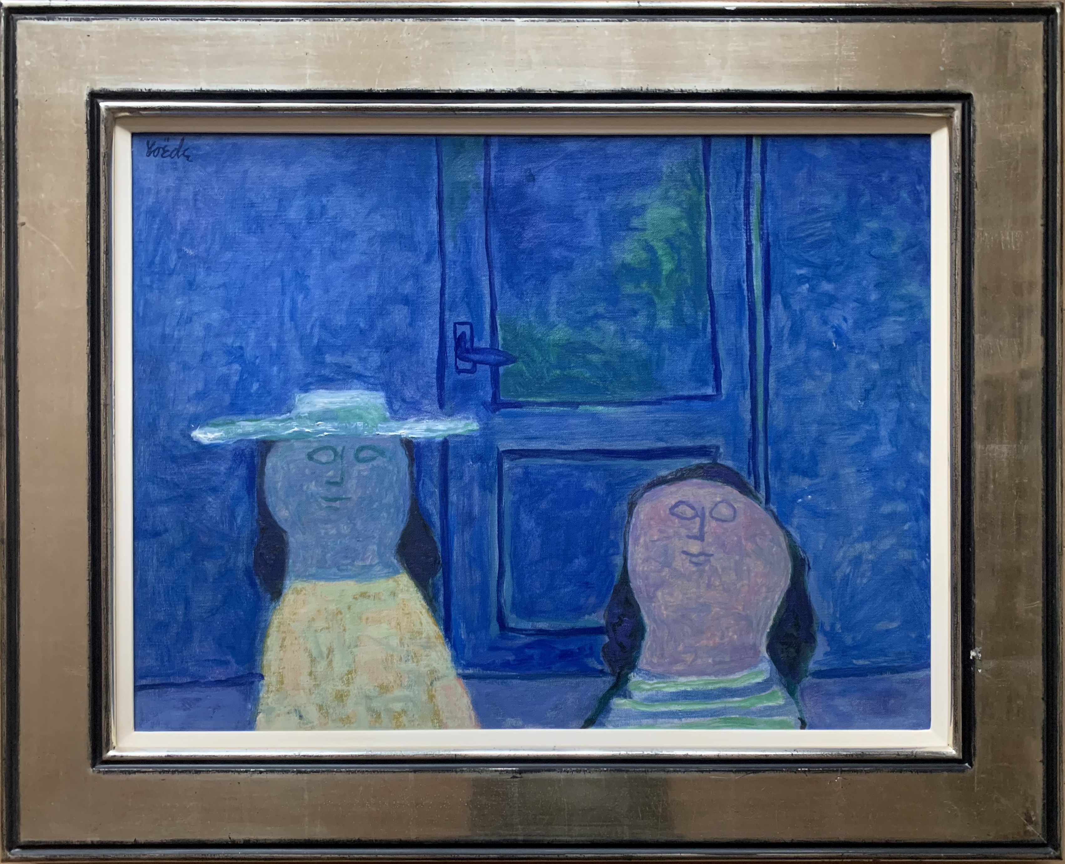 Twee figuren voor een blauwe deur zonder lijst