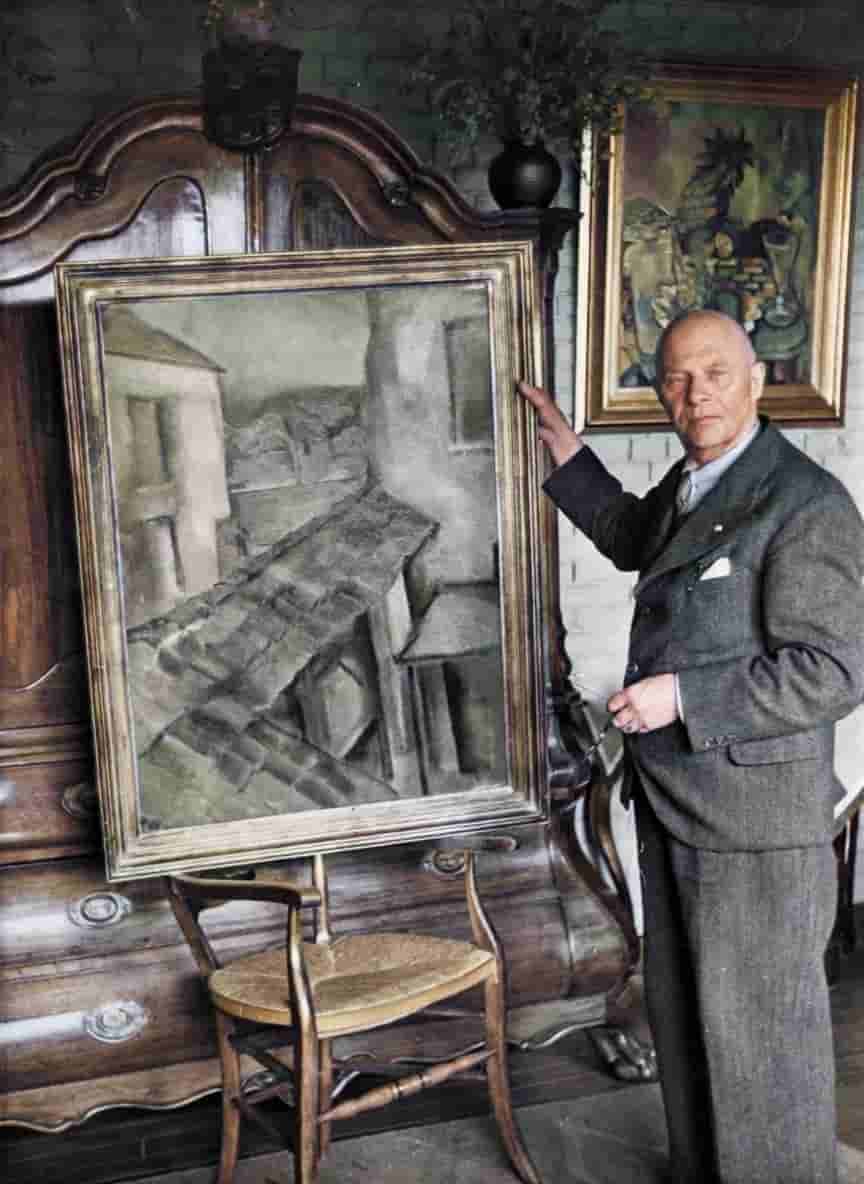 Piet Boendermaker met een schilderij van Piet Wiegman