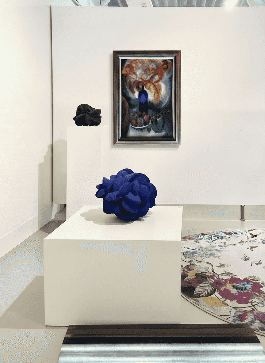Wim Schumacher - Stilleven met blauwe vaas (in interieur)