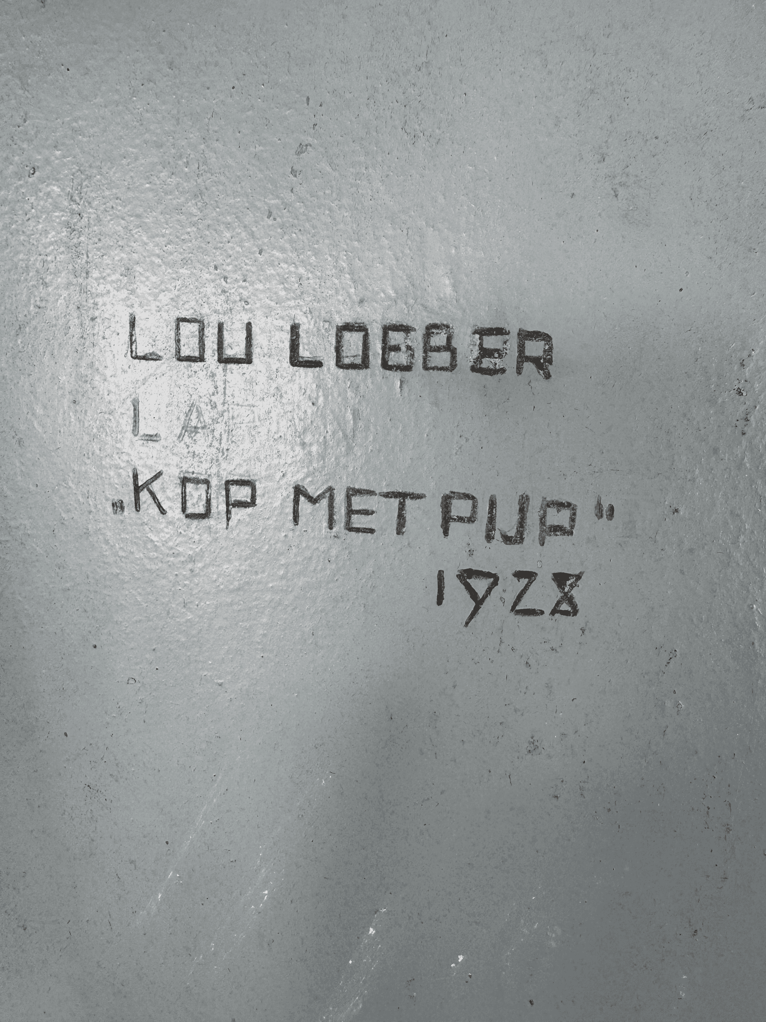 Louise (Lou) Loeber - Kop met pijp (in interieur)