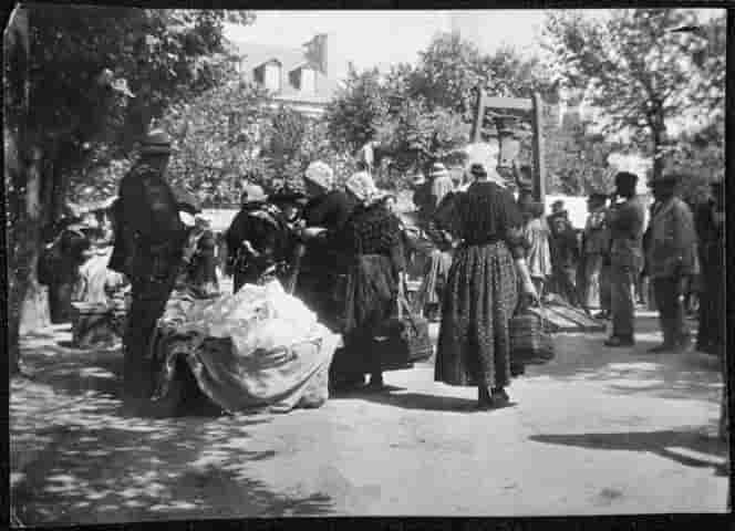 Lucien Alphonse Gros - Markttafereel te Concarneau, Bretagne, 1907 (in het echt)