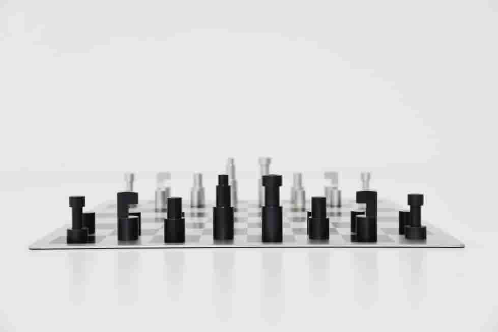 Vilmos Huszár - Abstracte schaakset, ontwerp Vilmos Huszar 1921, met bijbehorend schaakbord (in interieur)