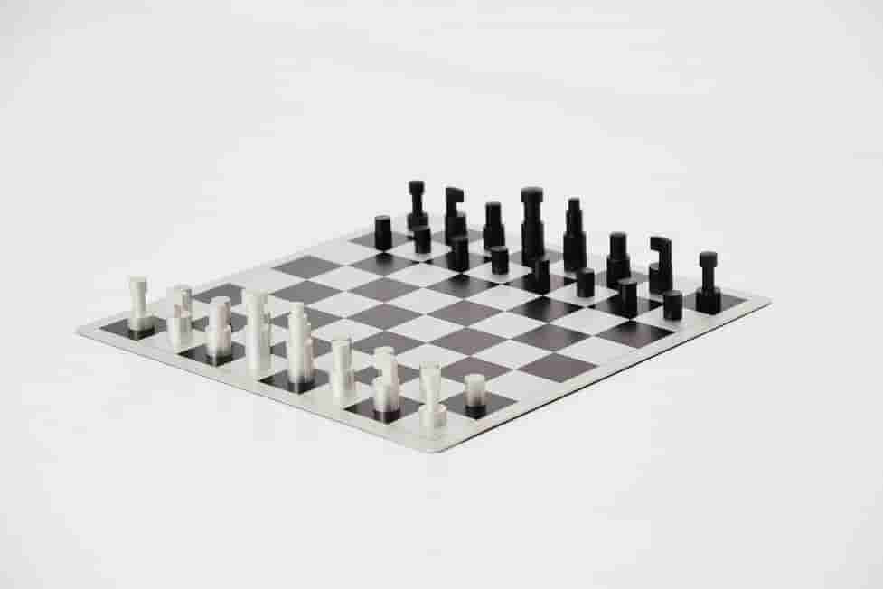 Vilmos Huszár - Abstracte schaakset, ontwerp Vilmos Huszar 1921, met bijbehorend schaakbord (zonder lijst)