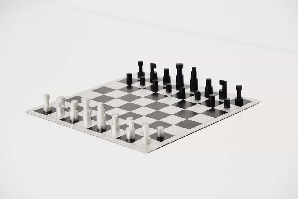 Vilmos Huszár - Abstracte schaakset, ontwerp Vilmos Huszar 1921, met bijbehorend schaakbord (Pièce de résistance)