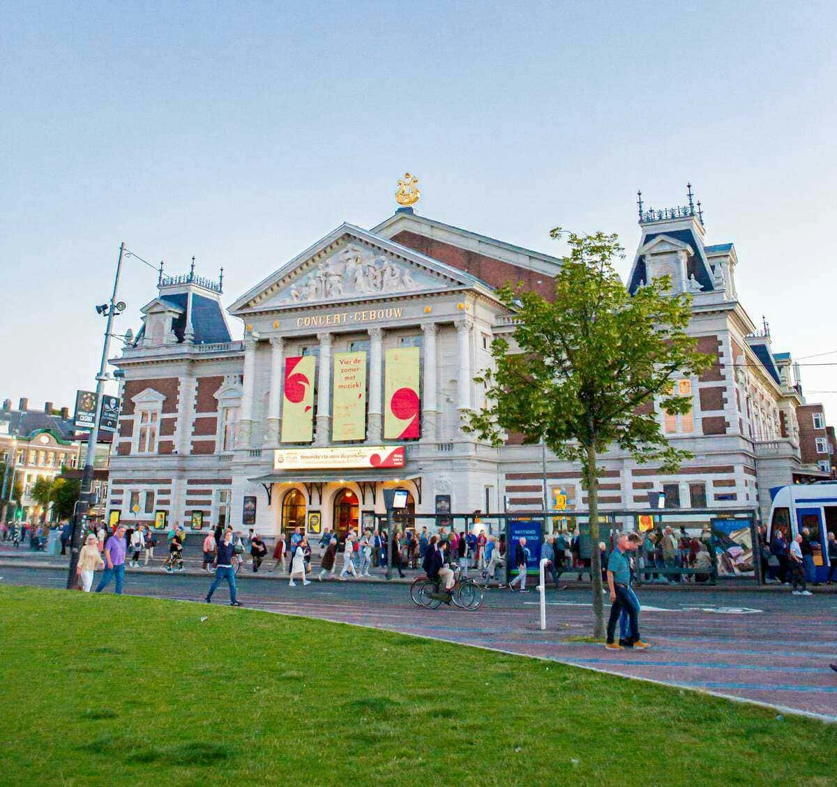 Amsterdam – Museumplein met het Concertgebouw zonder lijst