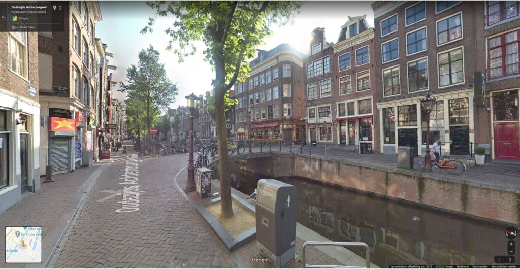 Oudezijds Achterburgwal te Amsterdam zonder lijst