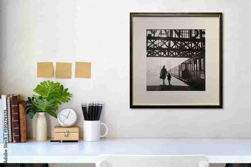 Dirk de Herder - Het perron Amsterdam - No travel without your case full of dreams (in interieur)