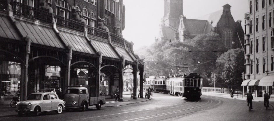 Jongedames in de Raadhuisstraat zonder lijst