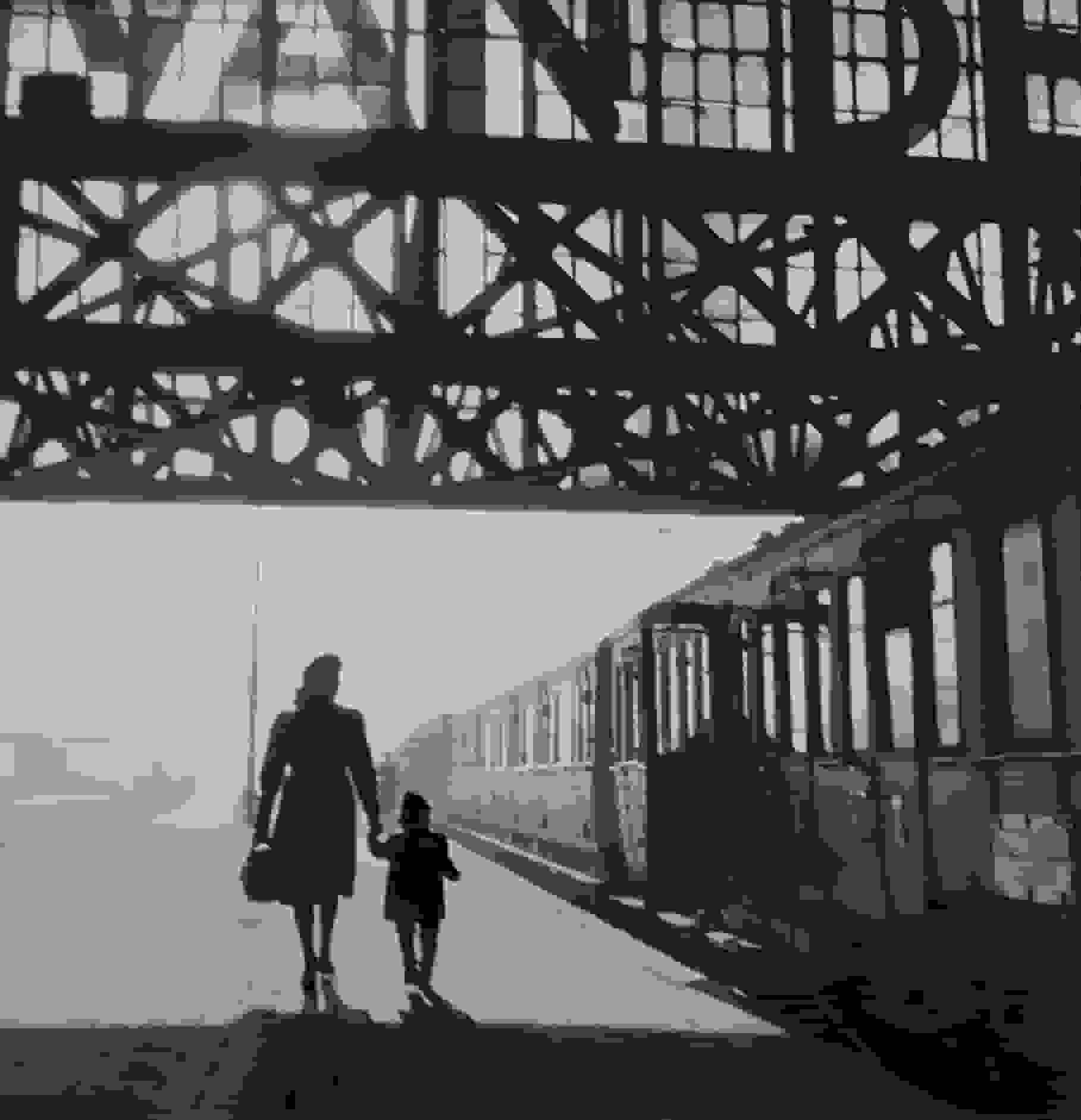 Het perron Amsterdam - No travel without your case full of dreams