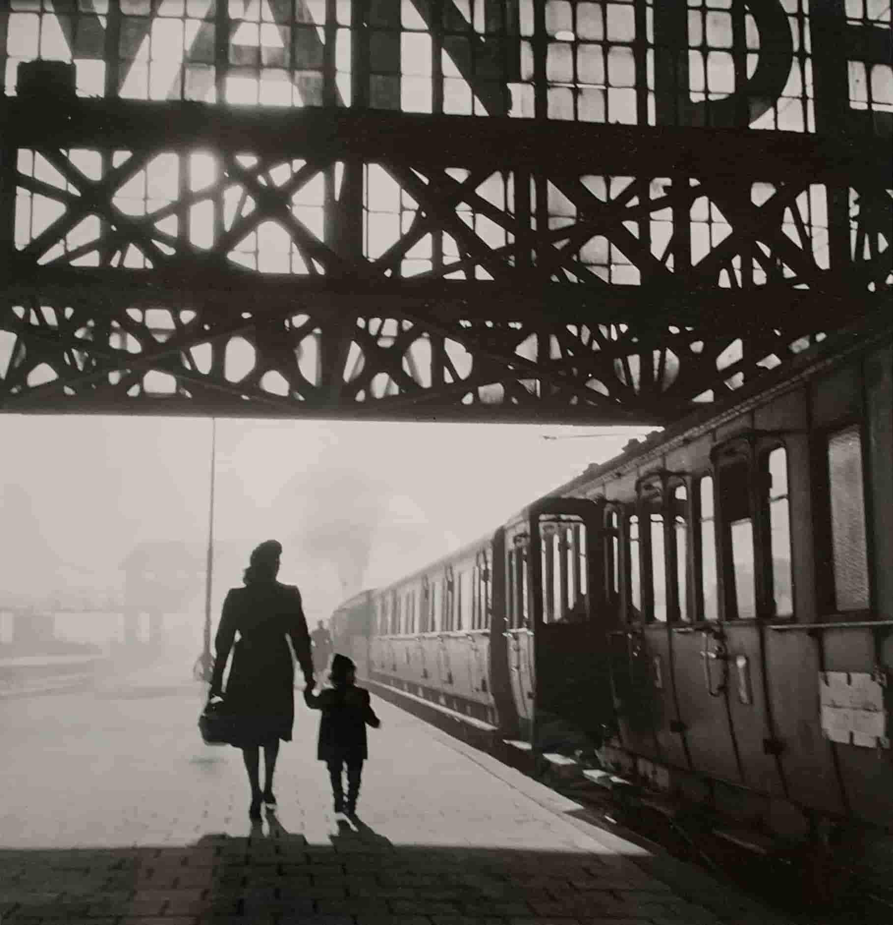 Dirk de Herder - Het perron Amsterdam - No travel without your case full of dreams (zonder lijst)