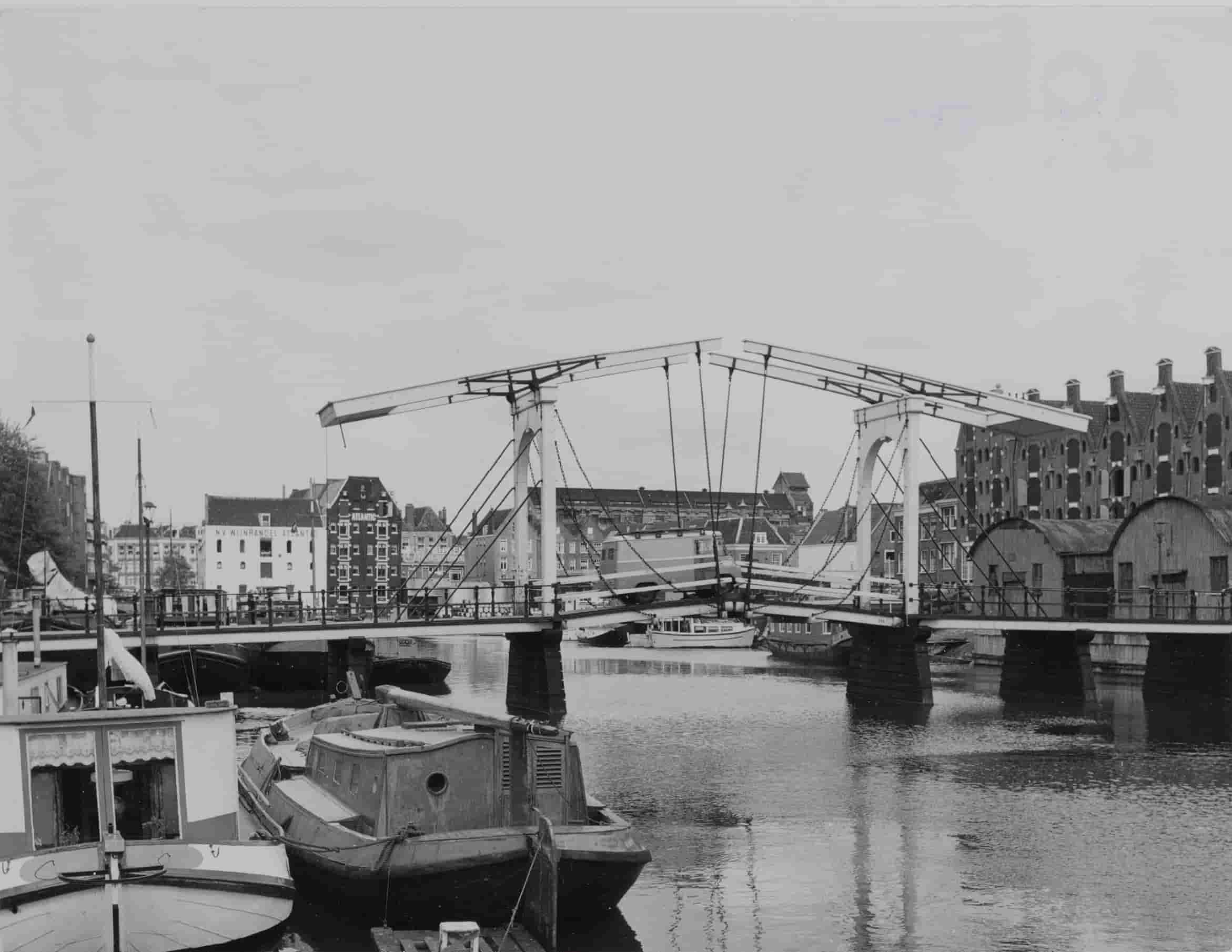 Cornelis Vreedenburgh - Sloterdijkerbrug over de Prinseneilandgracht te Amsterdam (in het echt)