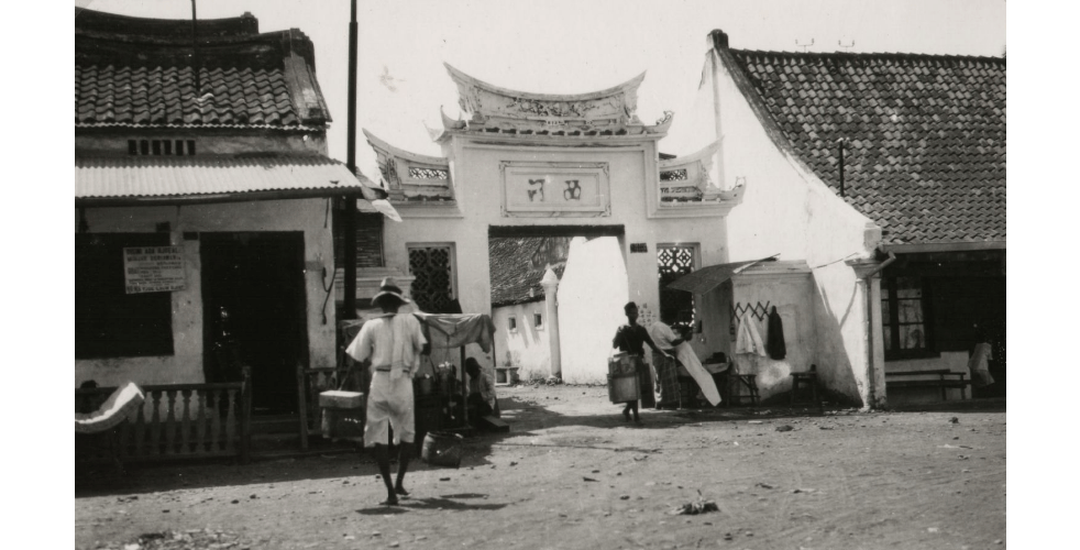 Chinese poort aan de Molenvliet te Batavia Indonesië zonder lijst