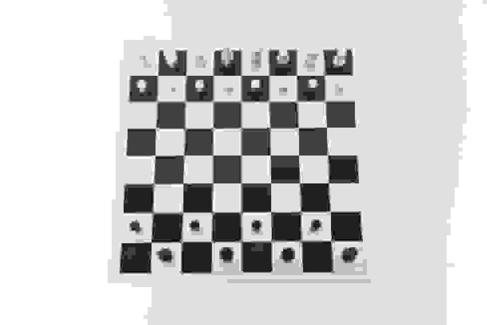 Vilmos Huszár - Abstracte schaakset, ontwerp Vilmos Huszar 1921, met bijbehorend schaakbord (in het echt)